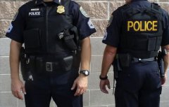 美国警察在执勤时候会携带哪些个人警用装备